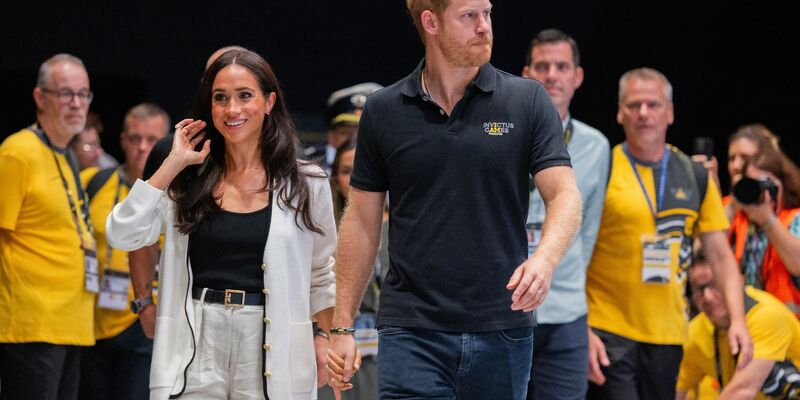 Prinz Harry, Herzog von Sussex, und seine Frau Meghan, Herzogin von Sussex, Hand in Hand bei den Invictus Games in Düsseldorf. - Foto: Rolf Vennenbernd/dpa