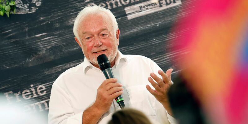 Wolfgang Kubicki fühlt sich auch auf hoher See wohl. - Foto: Daniel Löb/dpa