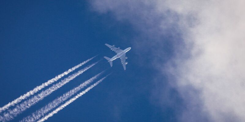 Schon ab 2025 müssen in der EU Flugbenzin nachhaltige Kraftstoffe beigemischt werden. - Foto: Frank Rumpenhorst/dpa