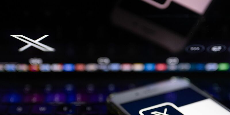 Wegen des ungefragten Trainings der KI mit Nutzerbeiträgen zogen Datenschützer vor Gericht. (Archivbild) - Foto: Monika Skolimowska/dpa