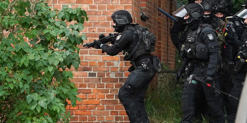 Eine Sondereinheit der Polizei durchsucht am 12. September das Gelände des ehemaligen Marinefliegergeschwaders 5 in Kiel-Holtenau. Am Abend befreiten die Beamten die Geisel aus einem Hangargebäude. - Foto: Marcus Brandt/dpa