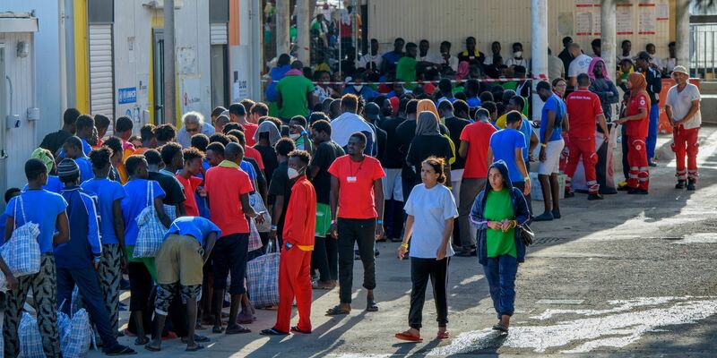 Migranten auf der Insel Lampedusa. - Foto: Marcello Valeri/ZUMA Press Wire/dpa