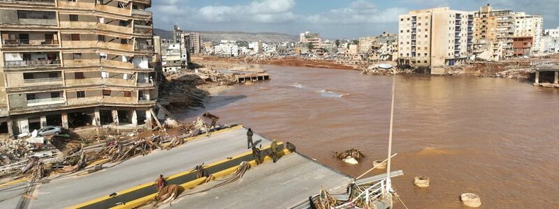 In Darna wurden Zufahrtsstraßen komplett weggeschwemmt, zentrale Brücken unter Schlammmassen begraben. - Foto: Jamal Alkomaty/AP