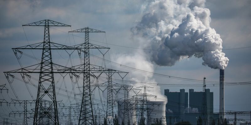 Hochspannungsleitungen führen zum Braunkohlekraftwerk Schkopau westlich von Halle (Saale). - Foto: Jan Woitas/dpa