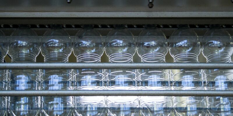 Bisphenol A ist eine synthetische Chemikalie, die beispielsweise in Plastikflaschen und Konservendosen verwendet wird, aber auch in Trinkwasserleitungen. - Foto: Sebastian Gollnow/dpa