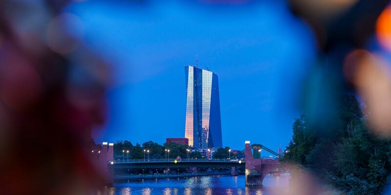 Die Europäische Zentralbank (EZB) erhöht zum zehnten Mal in Folge die Leitzinsen. - Foto: Andreas Arnold/dpa