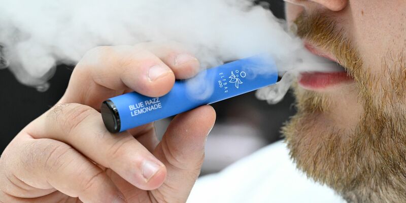 Deutliche Kritik gibt es an Einweg-E-Zigaretten. - Foto: Roberto Pfeil/dpa