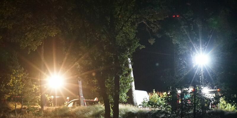 Polizei und Spurensicherung ermitteln am Auto des festgenommenen Tatverdächtigen in der Nähe der A7. - Foto: Christof Dathe/dpa