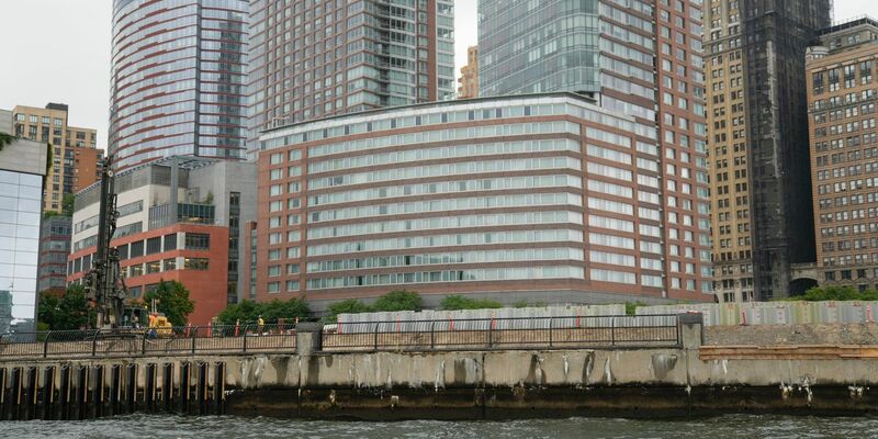 Lewis Pugh erreicht Lower Manhattan. Der 53-jährige Ausdauerschwimmer beendete dort seine einmonatige Flussreise entlang des gesamten Hudson River. - Foto: Seth Wenig/AP/dpa
