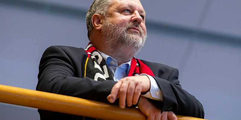 DHB-Präsident Andreas Michelmann rät dem Deutschen Fußball-Bund, sich bei der Suche nach einem neuen Bundestrainer auch im Ausland umzuschauen. - Foto: Marco Wolf/dpa