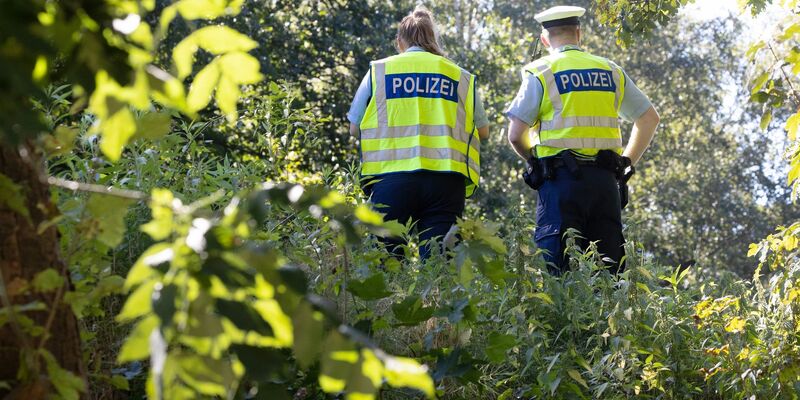 Polizisten sichern am 8. September einen möglichen Tatort an einem Bahndamm im Hamburger Stadtteil Lokstedt. - Foto: Bodo Marks/dpa