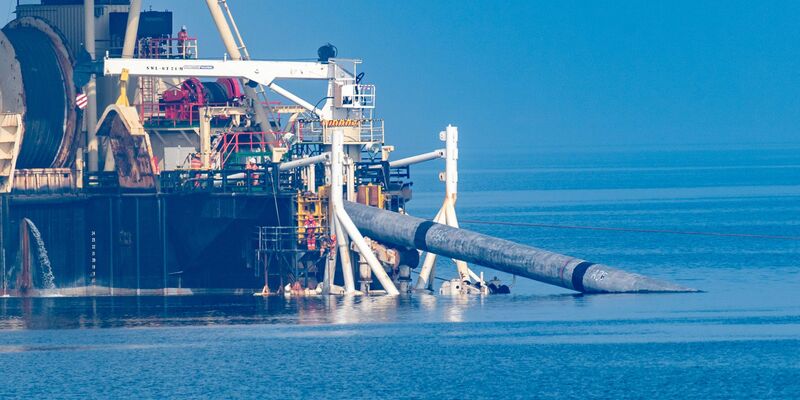 Auf dem Pipeline-Verlegeschiff „Castoro 10“ vor dem Strand von Lubmin bauen Fachleute an der Anbindungspipeline des umstrittenen Rügener Flüssigerdgas LNG-Terminal in Mukran. - Foto: Stefan Sauer/dpa