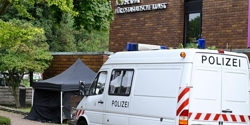 Die Spurensicherung der Polizei untersucht den Einbruch ins Museum für Ostasiatische Kunst in Köln. - Foto: Roberto Pfeil/dpa