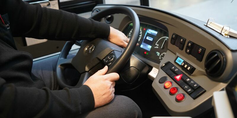 Beschäftigte im öffentlichen Nah- und Fernverkehr sind besonders oft von Angriffen bei der Arbeit betroffen. - Foto: Marcus Brandt/dpa