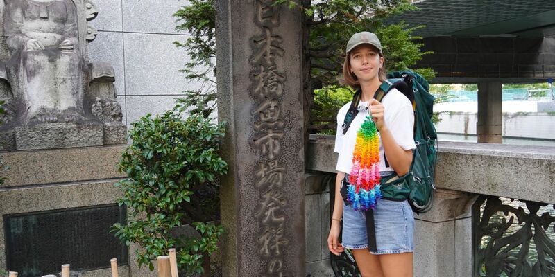 Eva Fritz hält eine Kette aus bunten Papierkranichen in der Hand. Sie will von Tokio aus zweieinhalb Monate lang mit Rucksack und Zelt 1000 Kilometer über Kyoto bis nach Hiroshima wandern. - Foto: Eva Fritz/privat/dpa