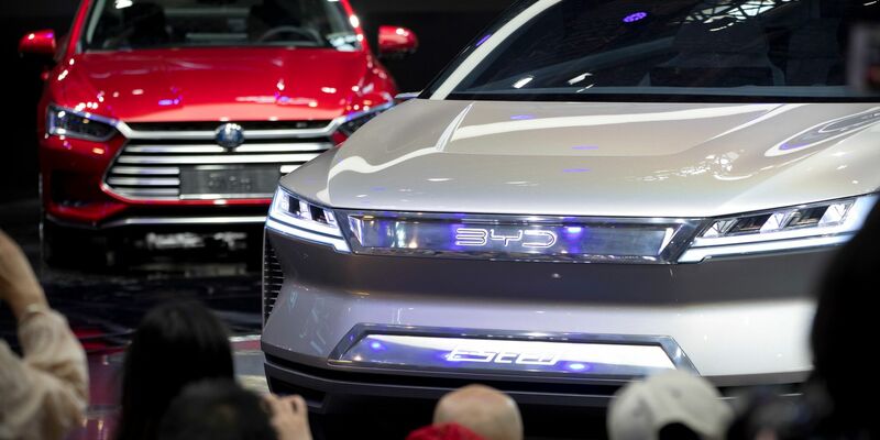 Der chinesische E-Autobauer BYD soll vom chinesischen Staat massive Subventionen erhalten haben. - Foto: Mark Schiefelbein/AP/dpa