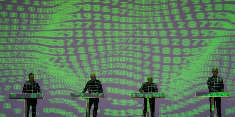 Ralf Hütter (l-r), Henning Schmitz, Fritz Hilpert und Falk Grieffenhagen von Kraftwerk auf der Bühne. - Foto: Alberto Pezzali/Invision/AP/dpa