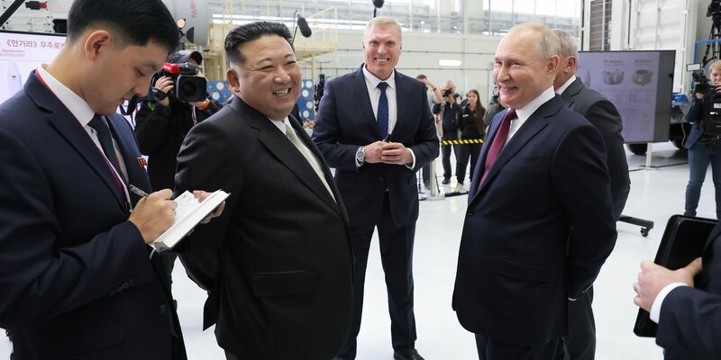 Wladimir Putin und Kim Jong Un beim Besuch des Weltraumbahnhofs Wostotschny außerhalb der Stadt Ziolkowski. - Foto: Uncredited/KCNA/KNS/dpa