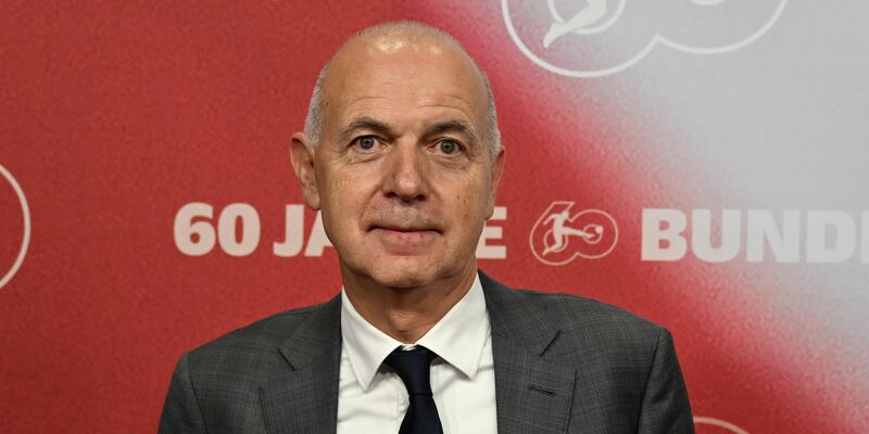 Bernd Neuendorf entscheidet mit Rudi Völler und Hans-Joachim Watzke über den Nachfolger von Hansi Flick. - Foto: Soeren Stache/dpa