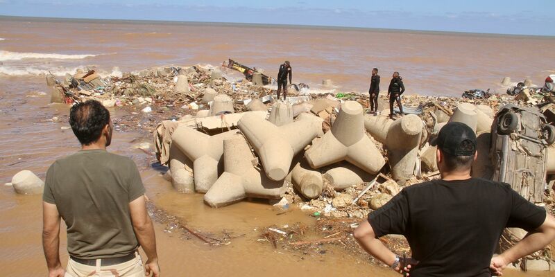 Helfer begraben Opfer der Sturzflut in Libyen. - Foto: Yousef Murad/AP/dpa