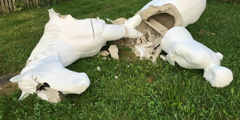 Das Merkel-Reiterstandbild von Künstler Wilhelm Koch in Etsdorf ist auseinandergebrochen. - Foto: Wilhelm Koch/dpa