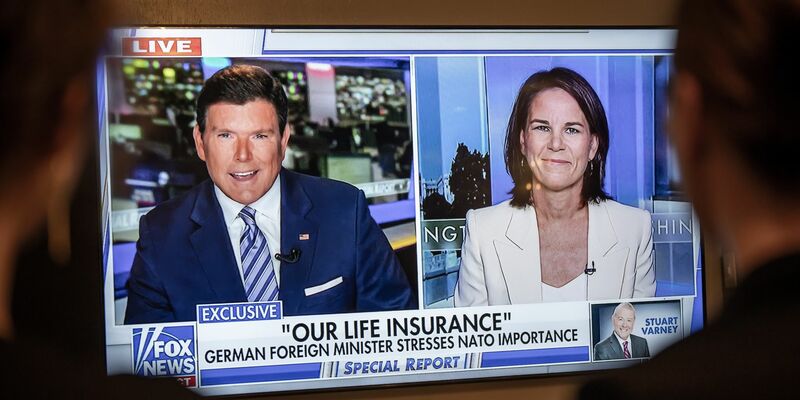 Bundesaußenministerin Annalena Baerbock (Grüne) wird in einer Sendung des US-Fernsehsenders Fox News von Moderator Bret Baier interviewt. - Foto: Michael Kappeler/dpa