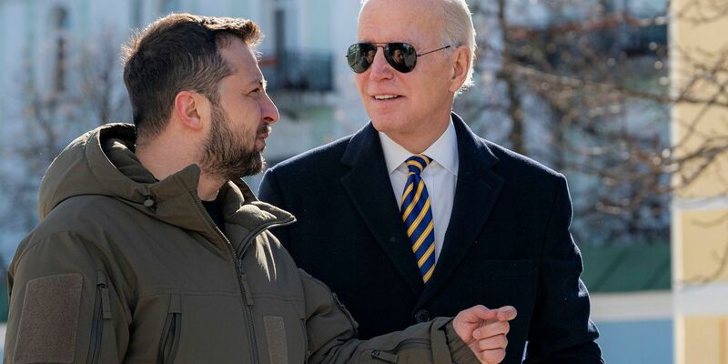 US-Präsident Joe Biden spricht bei seinem Besuch in Kiew am 20.02.2023 mit Wolodymyr Selenskyj. Der ukrainische Präsident kommt US-Medienberichten zufolge nach Washington. - Foto: Uncredited/Ukrainian Presidential Press Office/AP/dpa