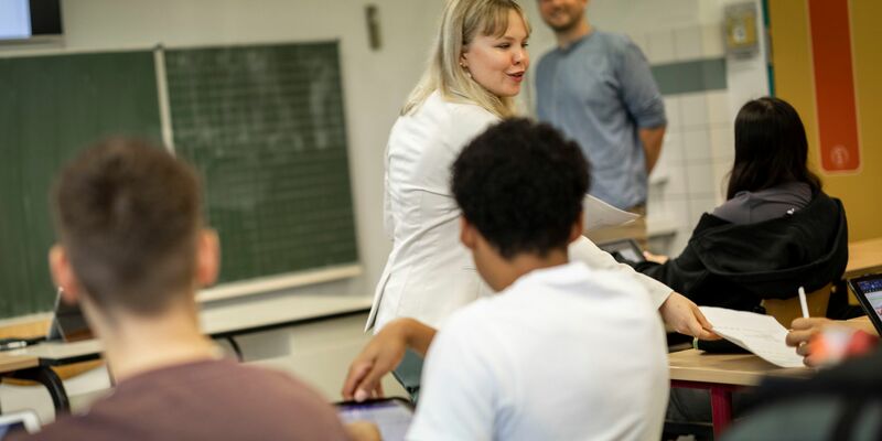 Die Oberstufenschülerin Gina Marie Wiethege spielt im Rahmen des Projekts Rollenwechsel einen Tag lang Lehrer. - Foto: Christoph Reichwein/dpa