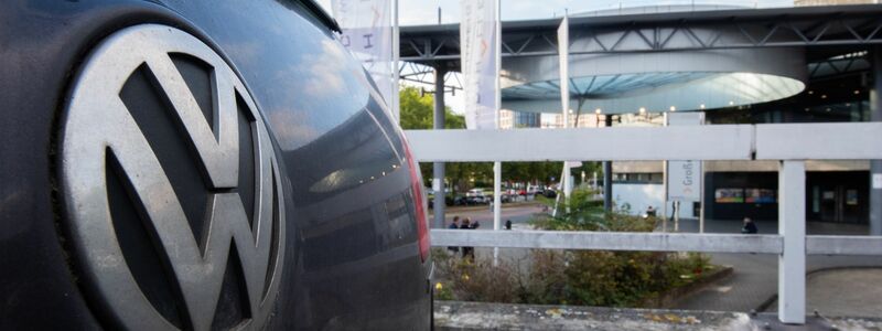 Die Verfahrensbeteiligten im Prozess um den VW-Abgasskandal - bis auf die vier Angeklagten - stehen zu Prozessbeginn im Gerichtssaal im Landgericht Braunschweig. - Foto: Julian Stratenschulte/dpa