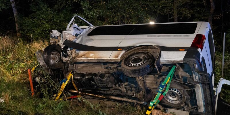 Der Kleintransporter ist mit einem anderen Auto in Oberbayern kollidiert. - Foto: Schmelzer/vifogra/dpa