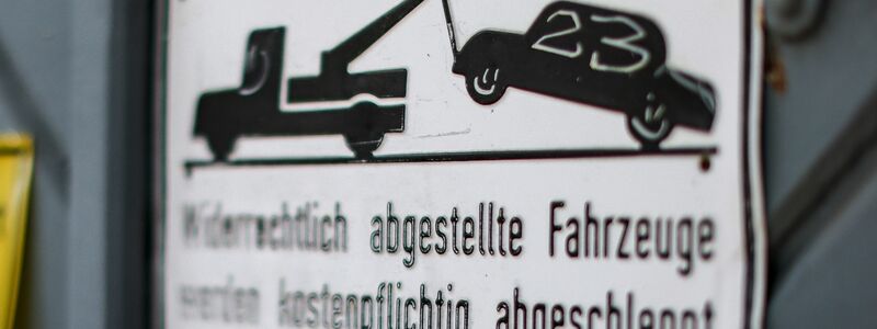 Ein Schild an einem Garagentor weist darauf hin, das widerrechtlich abgestellte Fahrzeuge abgeschleppt werden - und das kann teuer werden. - Foto: Jan Woitas/dpa