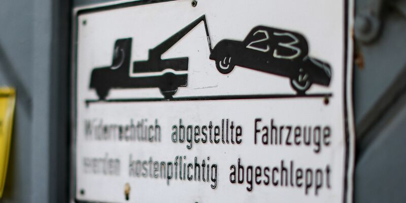 Dürfen widerrechtlich abgestellte Fahrzeuge den Autobesitzer 4935 Euro kosten? - Foto: Jan Woitas/dpa