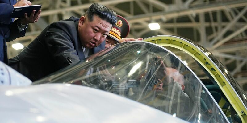 Nordkoreas Machthaber Kim Jong Un betrachtet das Cockpit eines Militärjets. - Foto: ---/Khabarovsky Krai Region Government/AP/dpa