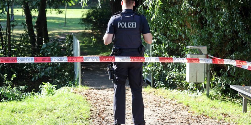 Die Polizei durchkämmte am Freitag mit zahlreichen Einsatzkräften den Bereich rund um den Tatort. - Foto: Bernd Wüstneck/dpa