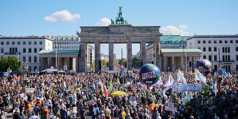 Tausende Menschen nehmen an der Protestaktion der Klimaschutzbewegung Fridays for Future vor dem Brandenburger Tor teil. - Foto: Annette Riedl/dpa
