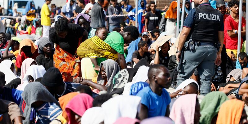Migranten warten darauf, von der Insel Lampedusa auf das Festland gebracht zu werden. - Foto: Cecilia Fabiano/LaPresse/AP/dpa