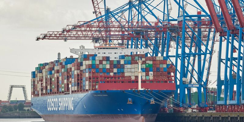 Die chinesische Staatsreederei Cosco hat vor wenigen Monaten anteilig ein Terminal des Hamburger Hafens übernommen. - Foto: Georg Wendt/dpa