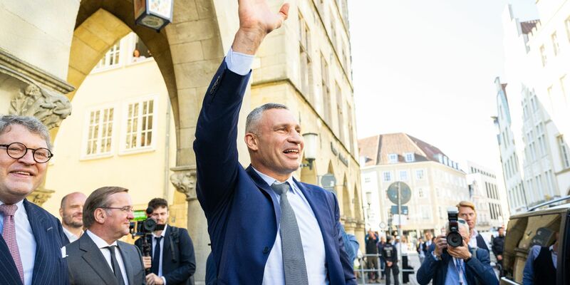 Kiews Bürgermeister Vitali Klitschko winkt bei der Friedenskonferenz in Münster. - Foto: Guido Kirchner/dpa