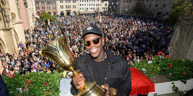 Hat sich ins Goldene Buch der Stadt Braunschweig eingetragen: DBB-Kapitän Dennis Schröder. - Foto: Julian Stratenschulte/dpa