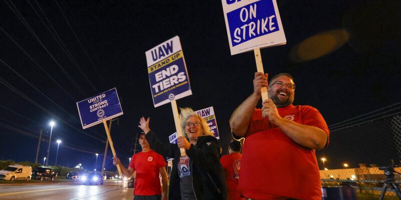Streikposten neben einer Straße vor dem Stellantis Toledo Assembly Complex in Ohio. - Foto: Jonathan Aguilar/The Blade/AP/dpa
