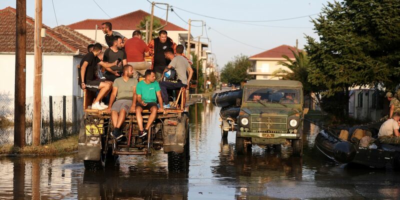 Überflutete Straßen im griechischen Palamas. In den meisten betroffenen Regionen ist die Stromversorgung wieder hergestellt worden. Probleme gibt es jedoch mit der Wasserversorgung. - Foto: Vaggelis Kousioras/AP/dpa