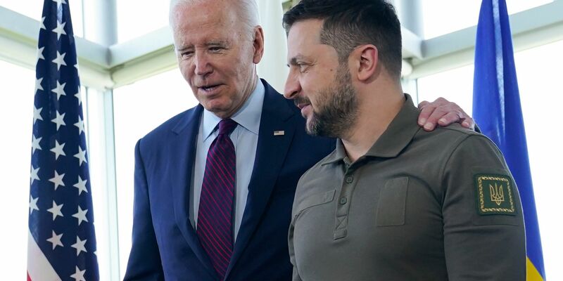US-Präsident Joe Biden und Wolodymyr Selenskyj, Präsident der Ukraine, unterhalten sich während des G7-Gipfels im Mai. - Foto: Susan Walsh/AP Pool/dpa
