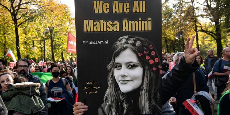 Teilnehmende einer Großdemonstration «Solidarität mit den Protestierenden im Iran» am Großen Stern in Berlin. - Foto: Paul Zinken/dpa