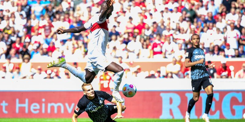 Stuttgarts Serhou Guirassy erzielt das Tor zum zwischenzeitlichen 3:0. - Foto: Tom Weller/dpa