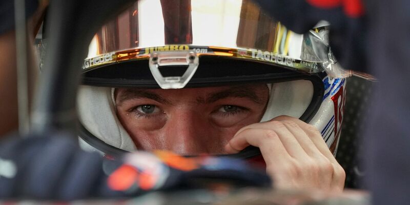 Max Verstappen in seinem Auto. - Foto: Vincent Thian/AP/dpa