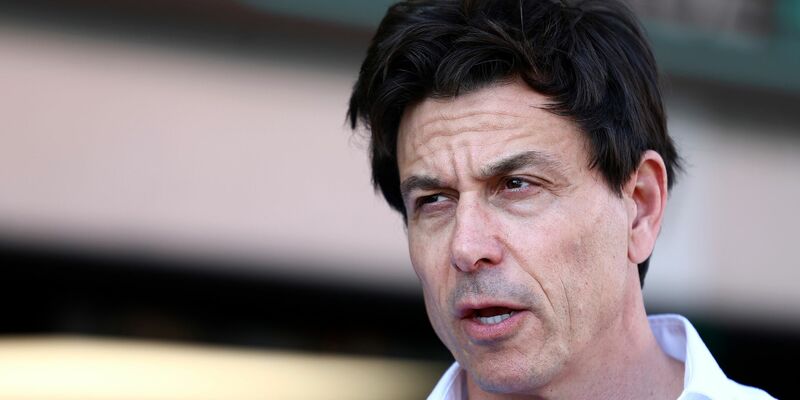 Toto Wolff schränkt seine vermeintlich despektierliche Aussage zur Rekordserie von Max Verstappen ein. - Foto: Lisi Niesner/AP/dpa