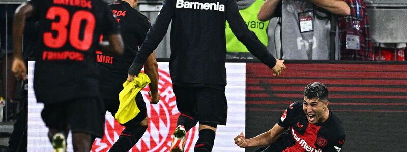 Leverkusens Exequiel Palacios (r) jubelt über sein Ausgleichstor zum 2:2. - Foto: Tom Weller/dpa