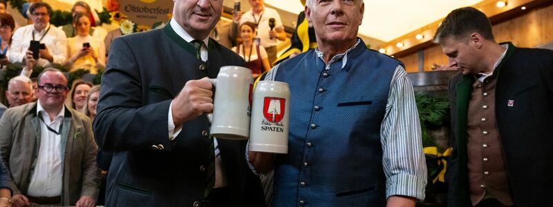 Markus Söder (l, CSU), Ministerpräsident von Bayern und Dieter Reiter (SPD), Oberbürgermeister von München, prosten sich nach dem traditionellen Fassanstich zu. - Foto: Sven Hoppe/dpa