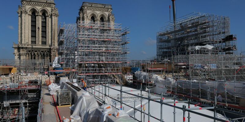 Blick auf die beschädigte Pariser Kathedrale Notre-Dame. - Foto: -/Timelapsego © Rebâtir Notre-Dame/dpa