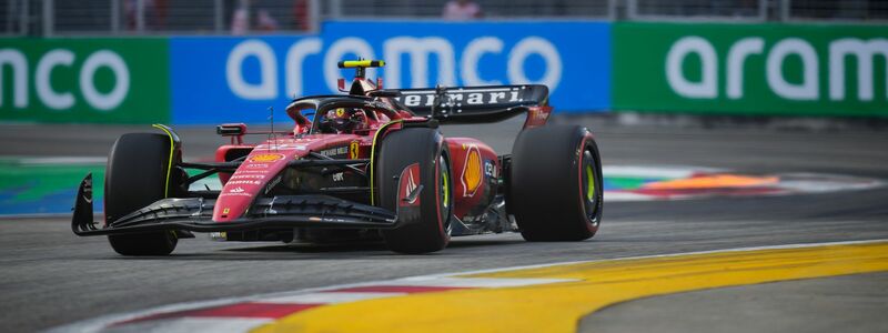 Feierte in Singapur seinen zweiten Karrieresieg: Carlos Sainz vom Team Ferrari. - Foto: Vincent Thian/AP/dpa